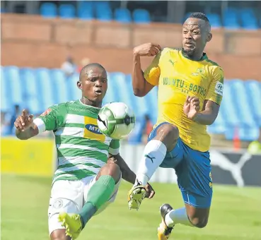  ?? Picture: Gallo Images ?? Lantshene Phalane of Celtic, left, and Thokozani Sekotlong of Sundowns in a duel for the ball during the Premiershi­p match at Loftus Versfeld Stadium in Pretoria yesterday. Sundowns won 4-1.