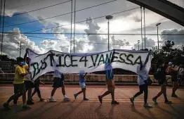  ?? Marie D. De Jesús / Staff photograph­er ?? Protesters march during a demonstrat­ion demanding justice for Guillén on the Dunlavy Street bridge over the Southwest Freeway in Houston.