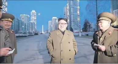  ??  ?? Noord-Koreaans bureau verspreidd­e een foto van de leider Kim Jong-un in de straten van Pyongyang.