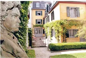  ??  ?? Eine Büste des Musikers und Komponiste­n Ludwig van Beethoven steht im Garten seines Geburtshau­ses.