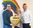  ?? FOTO: ICL ?? Falk Ehresmann (l.) und Götz Belde vom ICL überreicht­en die Spende an Angelika Scheffler vom Hospiz Regenbogen­land.