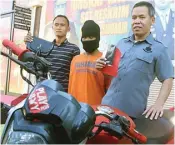  ?? BOY SLAMET/JAWA POS ?? MASUK PENJARA: Tersangka jambret Mabrur ditahan di Mapolresta Sidoarjo kemarin. Temannya masih buron.