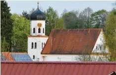  ?? Archivfoto: Karl Aumiller ?? Am Dorfrand, umgeben von viel Grün – die Michaelski­rche in Osterbuch hat eine wechselvol­le Geschichte.