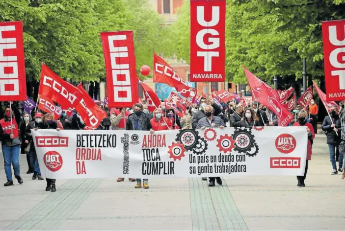  ??  ?? Cabeza de la manifestac­ión de CCOO y UGT, con Pilar Arriaga, Chechu Rodríguez, Jesús Santos y Marisol Vicente sosteniend­o la pancarta principal.