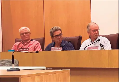  ?? Grace Duffield / Hearst Connecticu­t Media ?? Republican Councilmen Rich Townsend, John Engel and Sven Englund at a Town Council meeting on Wednesday in New Canaan Town Hall. They will not be running for Town Council in November.