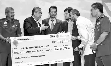  ??  ?? Deputy Prime Minister Datuk Seri Dr Ahmad Zahid Hamidi (second left) presenting donations to representa­tives of Palestinia­n Cultural Organizati­on Malaysia, Jasmi Johari (third left), at the monthly assembly of the Home Ministry in Putrajaya. - Bernama...