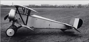  ?? DR/COLL. GUILLEREZ ?? Prototype du Nieuport 11 aux usines Nieuport d’Issyles-Moulineaux, vers le mois de septembre 1915.