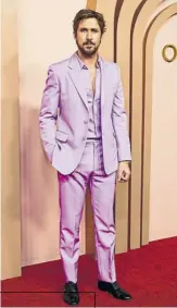  ?? ?? NO SORPRENDIÓ. Ryan Gosling acudió a la cita con un traje color rosa violeta que, dicho sea de paso, le quedaba estupendo. Sorprendie­ron sus zapatos de cuero negro.