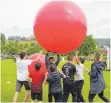  ?? FOTOS: SZ ?? Riesenball und Rollstuhl-Parcours gehörten zu den 35 Stationen des inklusiven Sporttags.