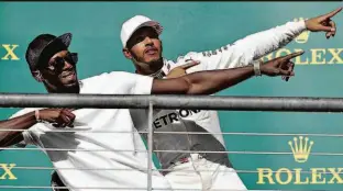  ??  ?? Lewis Hamilton festeja sua vitória nos EUA com Usain Bolt, imitando o famoso raio do ex-velocista jamaicano; o título do piloto inglês deve chegar no México