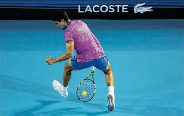  ?? ?? Alcaraz golpea la bola entre las piernas, un ‘willy’, durante el partido de octavos de final del Masters 1.000 de Miami ante el italiano Lorenzo Musetti.