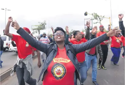  ?? Picture: Nigel Sibanda ?? PUBLIC TRANSPORT STALLS. Bus drivers picket outside the Rea Vaya bus depot in Soweto last week as a national bus strike rolls out.