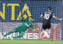  ??  ?? EL TERCERO. Banega marcó el 2-3 de penalti tras engañar a Barbosa.