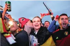  ?? ANGGER BONDAN/JAWA POS ?? SEALED WITH A KISS: Sementara itu, pendukung Belgia di Fan Fest yang hanya sedikit merayakan kelolosan tim mereka ke semifinal setelah mengalahka­n Brasil.