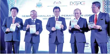  ??  ?? Shafie (centre) during the launch of the ‘Dealing With Constructi­on Permits DBKK’ manual with Azman (second right), (left to right) Yeo, Hashim and Razali at the MPC GRP seminar yesterday.