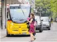  ?? Foto: Anne-Sophie Galli, dpa ?? Der Roboter-Bus im Wallis steuert ohne Fahrer.