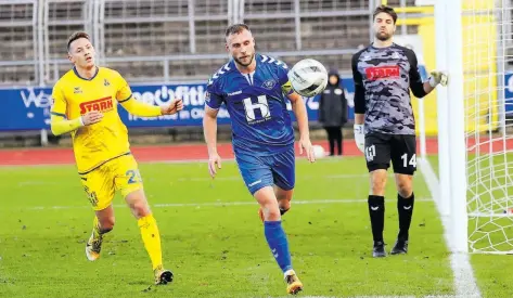  ?? BILD: Martin Remmers ?? Der Kapitän des VfB Oldenburg, Max Wegner (Mitte), läuft einem Ball hinterher. Der Delmenhors­ter Julian Stöhr (links) und dessen Torwart Rico Sygo schauen zu.