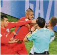  ?? Foto: afp ?? Herzhaft zugepackt: Arturo Vidal atta ckiert seinen Münchner Vereinskol­legen Joshua Kimmich.