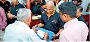  ??  ?? Managing Director Ananda Seneviratn­e accepts the first transactio­n of Siyapatha Finance Jaffna branch