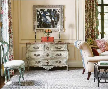  ?? Courtesy of Kevin Isbell Interiors ?? New York interior designer Kevin Isbell almost exclusivel­y decorates with vintage and antiques pieces. In this Connecticu­t living room, a late-18th-century dresser takes pride of place, but a midcentury abstract painting adds tension and energy to a...