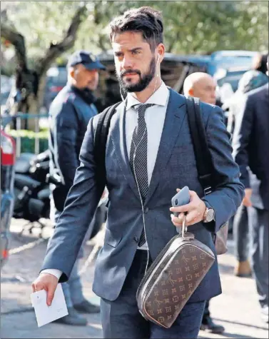  ??  ?? MUY SERIO. Isco fue el último en entrar al Olímpico de Roma y lo hizo sabiendo que no estaba ni convocado.