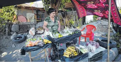  ?? EFE ?? San Salvador. María Rivera (63 años), se gana la vida vendiendo verduras en la colonia Valle del Sol, de la capital.