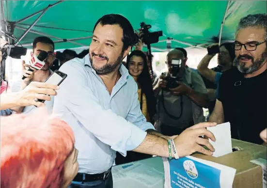  ?? ANTONIO CALANNI / AP ?? Matteo Salvini, líder de la Liga, votando ayer en Milán a favor del pacto con el M5E, en la consulta informal planteada a los militantes