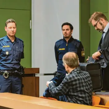  ?? Foto: Peter Kneffel, dpa ?? Ein Mann soll zwei Frauen bei München betäubt, gequält, vergewalti­gt und schließlic­h getötet haben. Vor Gericht schwieg der 54-Jährige zu den Vorwürfen.