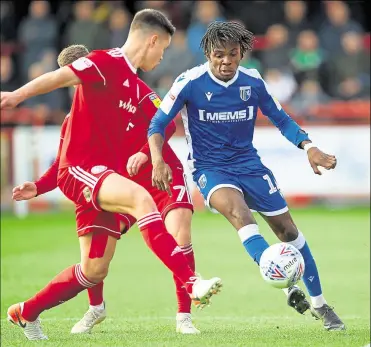  ?? Picture: Ady Kerry ?? Gillingham’s Regan Charles-cook, in action against Accrington, is one of four senior players in talks with the club