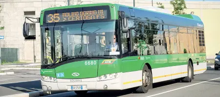  ??  ?? Esempio positivo Gesti di gentilezza sul bus 35 da Molino Dorino a Porretta, sul quale spesso viaggiano utenti anziani