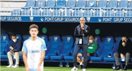  ?? MARILÚ BÁEZ ?? Sergio Pellicer, pensativo en la banda de La Rosaleda.