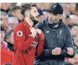  ?? FOTO: RTR ?? Adam Lallana erhält Instruktio­nen von Jürgen Klopp.