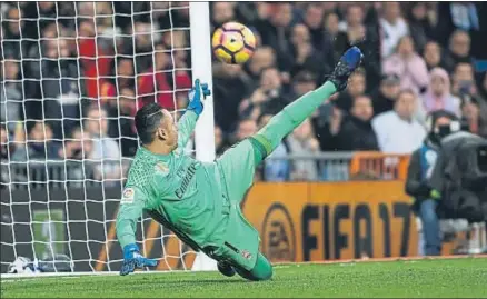  ?? DANI DUCH ?? Keylor Navas encajó tres goles en un partido desafortun­ado para la defensa blanca