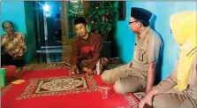  ?? MOCHAMAD SALSABYL/JAWA POS ?? IKHLASKAN HATI: Kasi Pelayanan Haji dan Umrah Rohmad Nasrudin (dua dari kanan) menyampaik­an bela sungkawa kepada Agus Siswanto yang mewakili keluarga almarhumah Siti Khodijah di kediaman, Desa Mulyodadi, Wonoayu, kemarin.