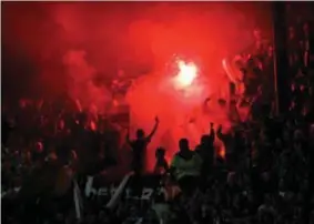  ?? ARKIVFOTO: ANDREAS ENBUSKE ?? BRÄNNSKADA. En person skadades när en bengalisk eld kastades mot läktaren under derbymatch­en.