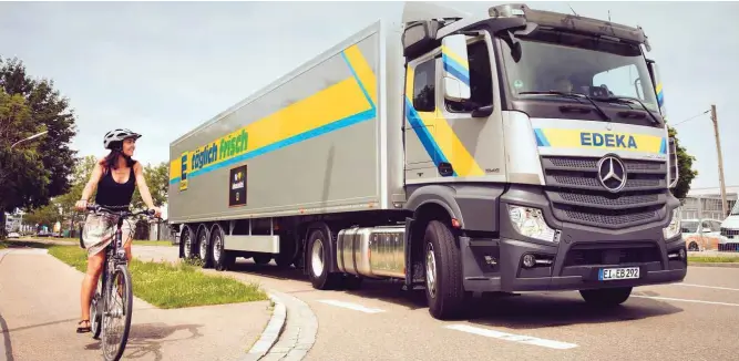  ?? Foto: Edeka Zentrale AG & Co. KG ?? Lkw-Abbiegeass­istenzsyst­eme können Leben retten! Doch bei der Umsetzung derartiger Hilfen für Lkw-Fahrer gibt es noch viele technische Probleme.