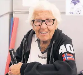  ?? FOTO: BERIT ROALD, NTB SCANPIX ?? DØRÅPNER: Rigmor Andersen (94 år), kjent som «Bestemor Norway Cup», under åpningen av Norway Cup 2016 på Ekebergsle­tta lørdag.