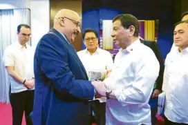  ?? —CONTRIBUTE­DPHOTO ?? DAVAOMEET President Duterte meets with Kuwaiti Ambassador Musaed Saleh Althwaikh in Davao City to clear the air about the latest rowwith Kuwait.