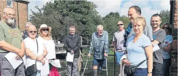  ?? PHOTO: LNT ?? Stuart Sizer, right of centre, with some of the people who enjoyed his heritage walk along the canal.