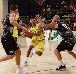  ?? (Photo Richard Denis) ?? Le meneur Cliff Colimon a inscrit tous ses points () en première période, le HTV s’est imposé facilement à Aix-Venelles.