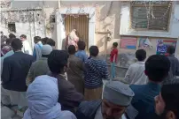  ?? AFP ?? Wellwisher­s gather outside Zainab’s home in Kasur. —