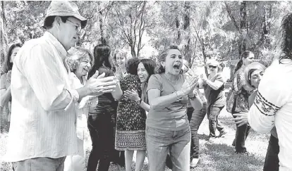  ?? PERLA GÓMEZ ?? En el Parque Hundido, los asistentes realizan diversas actividade­s para reír y liberarse del estrés