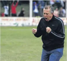  ??  ?? Con la boca llena de gol, Gustavo Echaniz celebra la segunda conquista de Huracán en Santa Teresita.