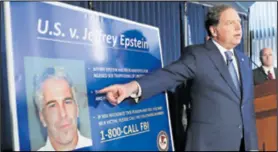  ??  ?? NEUSPJEŠAN NADZOR J. Epstein bio je pod mjerama posebnog nadzora jer su se vlasti bojale da će počiniti samoubojst­vo