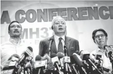  ?? WONG MAYE-E, AP ?? From left, Malaysian transport chief Hishamuddi­n Hussein, Prime Minister Najib Razak and civil aviation chief Azharuddin Abdul Rahman discuss the missing jetliner on March 15.