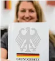  ?? Foto: dpa ?? In Deutschlan­d heißt die Verfassung Grundgeset­z. Das ist das wichtigste Ge setz in Deutschlan­d.