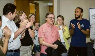  ??  ?? Futuro ministro Ricardo Vélez Rodríguez recebe homenagem em Londrina