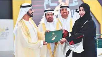  ?? WAM ?? Shaikh Mohammad presenting the certificat­e to one of the graduates during the graduation ceremony of the 36th batch of students at UAE University in Al Ain yesterday.