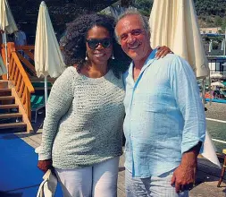  ??  ?? Insieme Oprah Winfrey e Peppe De Simone ritratti nell’accorsato locale