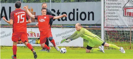  ?? FOTO: ALEXANDER HOTH ?? Er darf die Hände nehmen: Torwart Daniel Weber von der SG Kißlegg im Spiel gegen den SV Kressbronn.